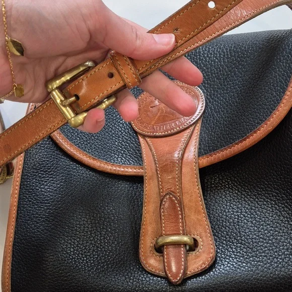 Vintage Classic Black and Tan Leather Shoulder Bag Crossbody Bag - Picture 6 of 17